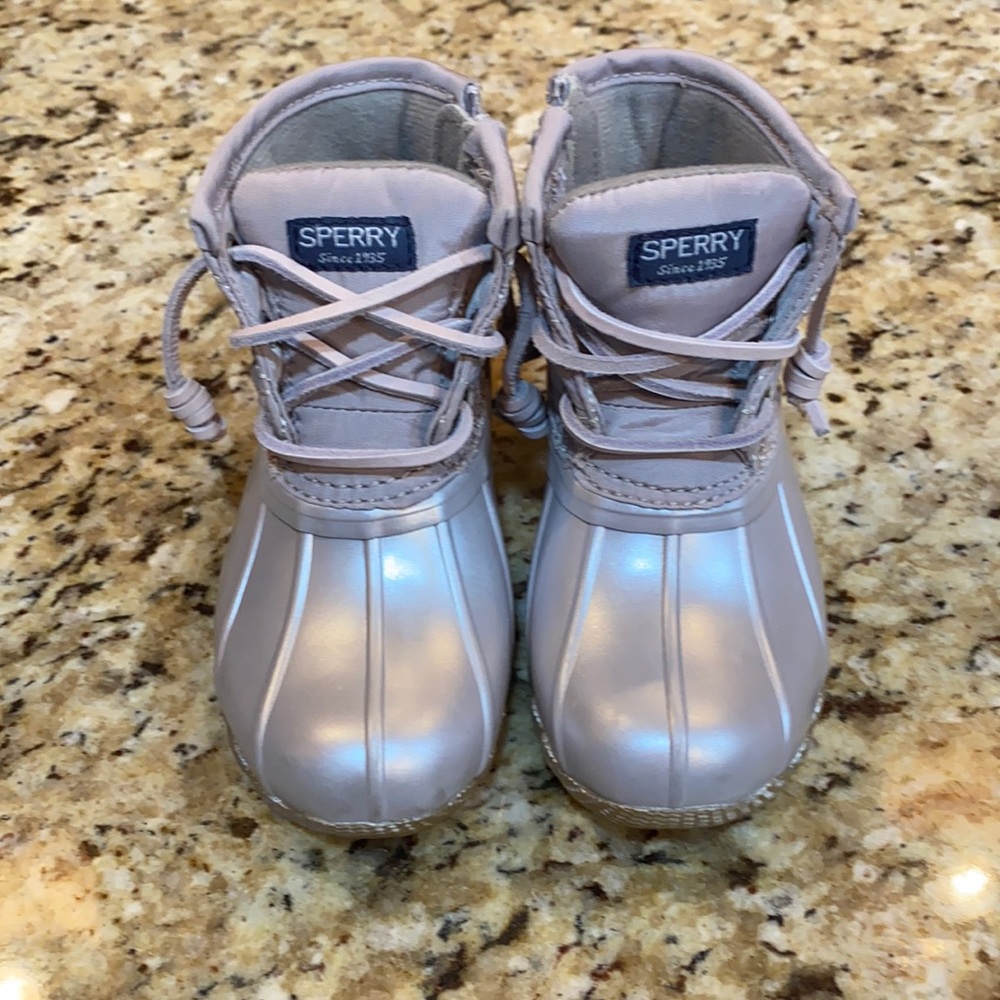 EUC/VVGUC SILVER SPERRY BOOTS SZ 8